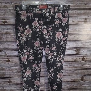 ARIZONA JEANS COMPANY ROSE PRINTED BLACK JEANS EUC